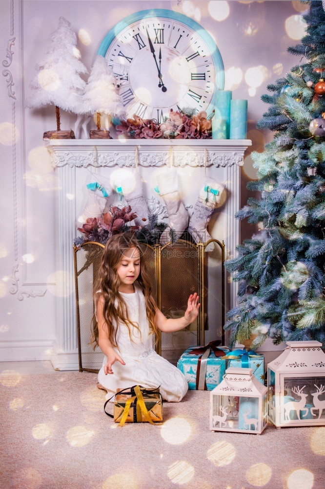 圣诞树旁的小女孩图片