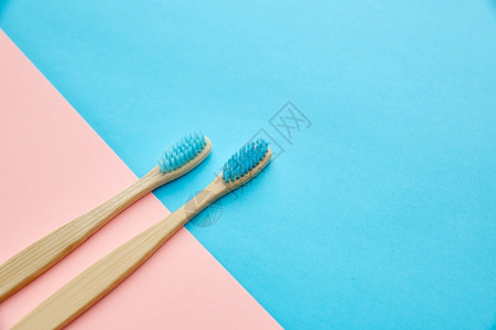 粉蓝背景下的牙刷背景图片