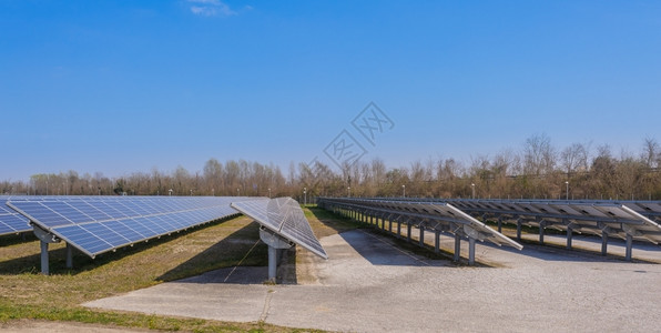 活力经济温暖的太阳能电池板以环保的方式产生能量图片
