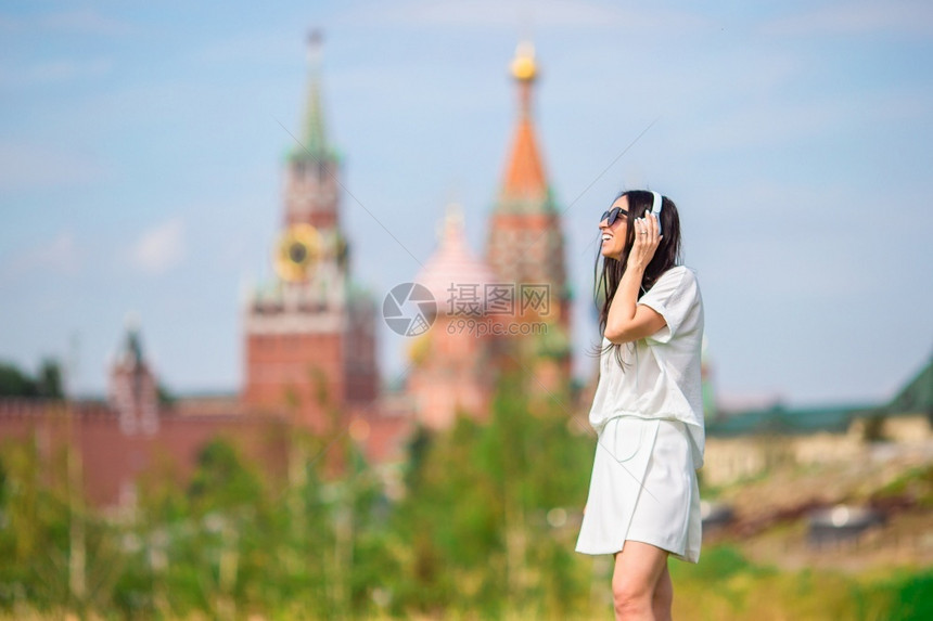 城市户外快乐的年轻女人欧洲城市快乐的年轻女人孩著名的图片