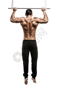 锻炼展示背部肌肉的成年男子高清图片