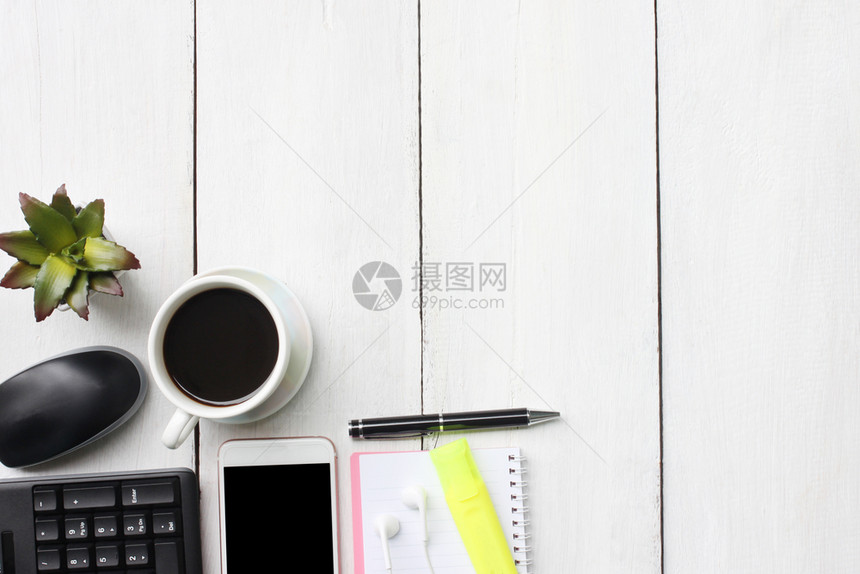 空白的现代顶端商业概念咖啡杯和白色木制地板上用品并有复制空间事物图片