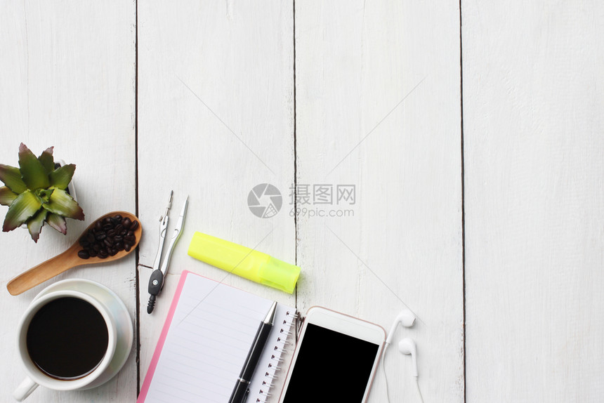 马克杯笔记工作区顶端商业概念咖啡杯和白色木制地板上用品并有复制空间图片