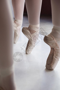 古典新的职业芭蕾舞蹈员培训指尖鞋早晨图片