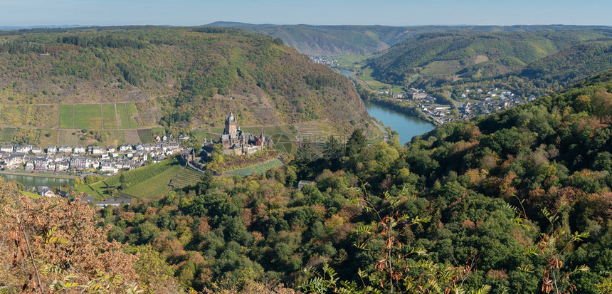天空旅行对靠近德国欧洲莫泽尔河的科切姆市全景观天图片