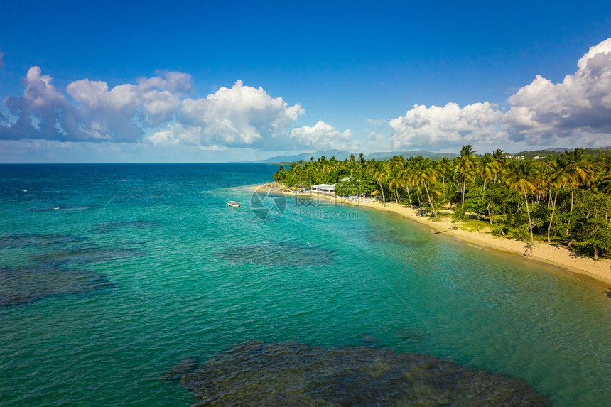 假期旅行以白船为锚定的萨马纳半岛上热带海滩空中观察巴比亚普林西海滩多米尼加风景图片