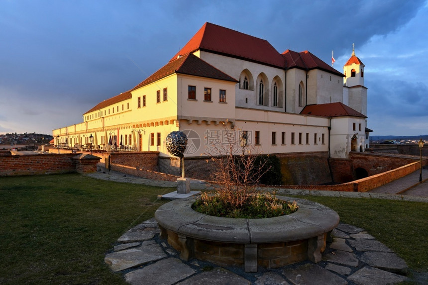 建造捷克城市布尔诺捷克欧洲斯皮伯克美丽的古老城堡和垒构成布尔诺市的主导地位景观图片