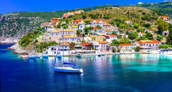 阿索斯希腊凯法利尼亚岛美丽多彩的村庄山颜色晴天图片