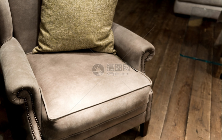 扶手椅舒适配有木制地板和玻璃咖啡桌的高级和正规固定装甲椅子华丽的图片