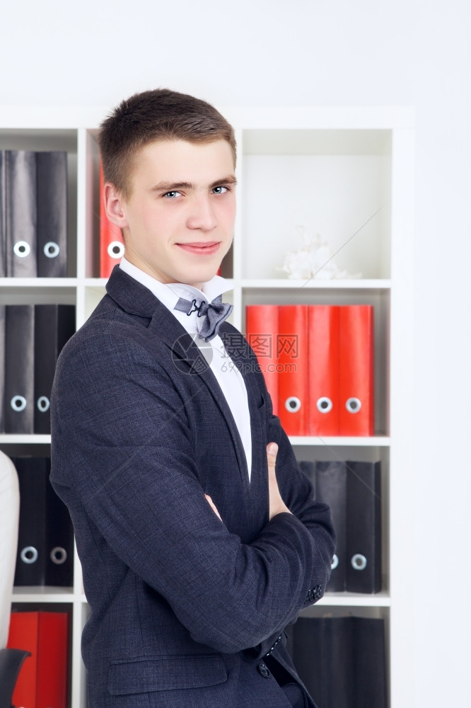 男人有自信的年轻英俊商人在他的办公室年轻商人的吸引信心图片