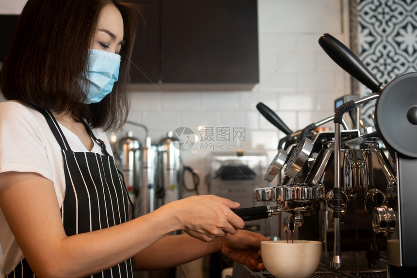 在咖啡店煮从COVID的预防概念198a防止艾滋疟疾和毒以及安全疾咖啡师图片