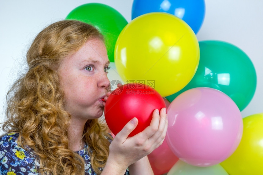 白种人膨胀色的在生日派对上吹充气彩色球的荷兰女少图片