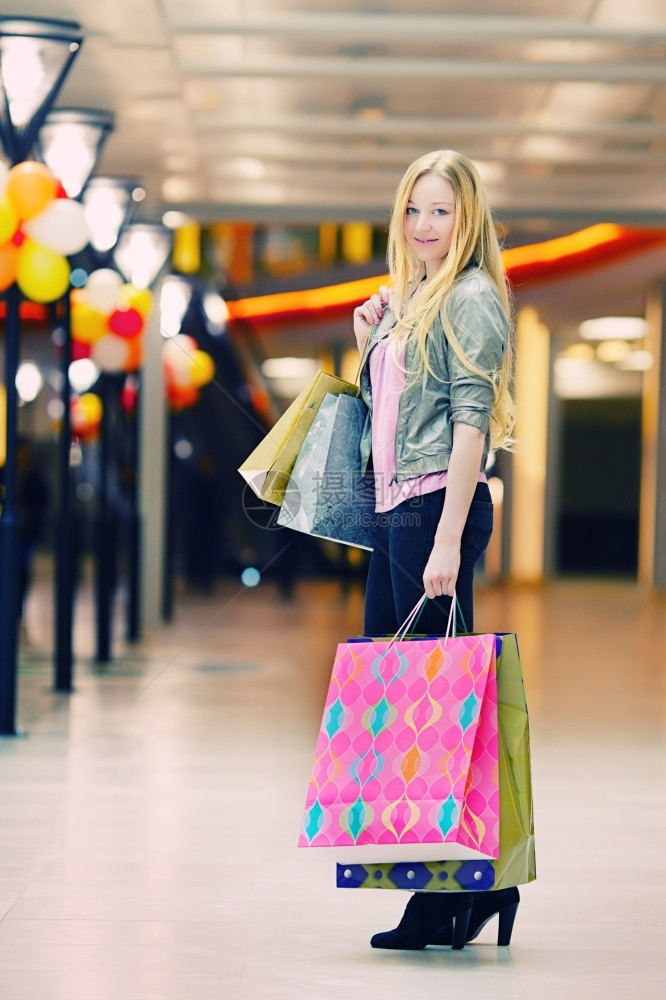 肖像现代的女孩在商店买购物袋时很快乐幸福图片