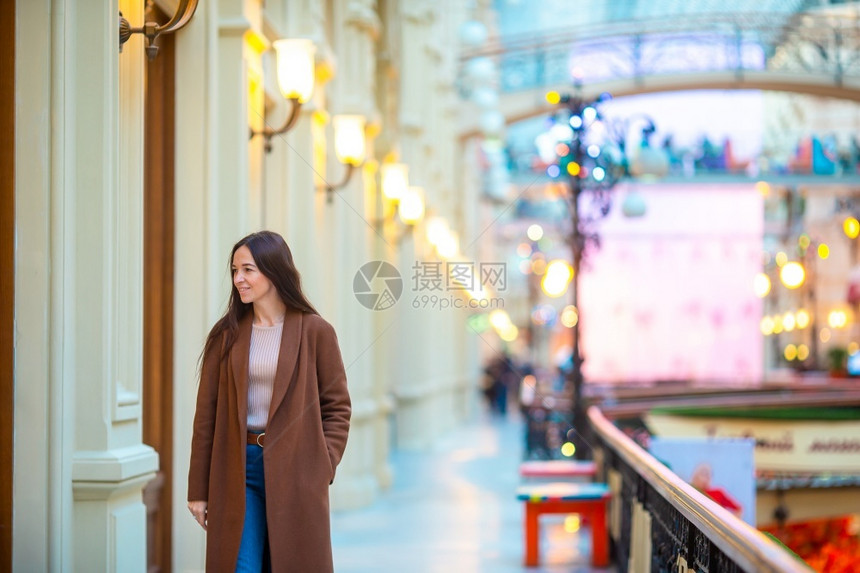 购物者在大商场的漂亮女人室内购物中心的漂亮女人欧洲周末图片