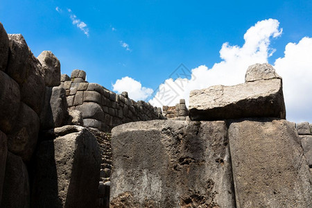 印加城市秘鲁库斯科郊外SaqsaywamanInca堡垒的废墟自然图片