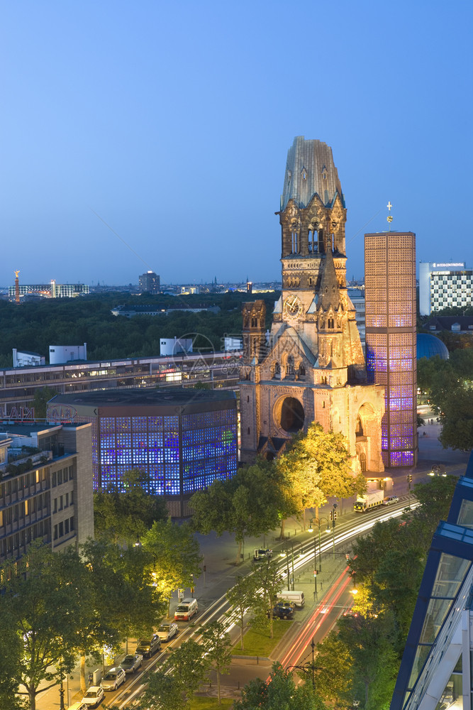 夜晚夏洛滕贝格城市景观KaiserWilhelm纪念教堂在黄昏的高视景图片