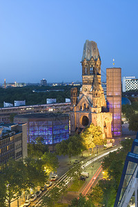 夜晚夏洛滕贝格城市景观KaiserWilhelm纪念教堂在黄昏的高视景背景