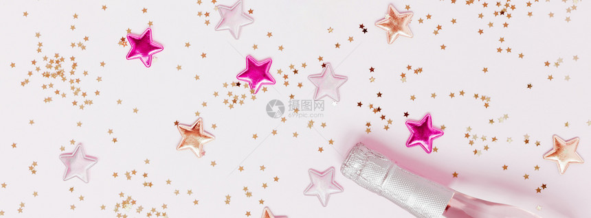 闪亮彩色星星与粉色香槟图片