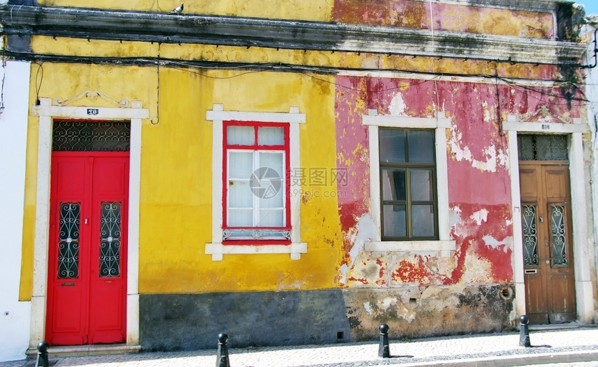 丰富多彩的肮脏在葡萄牙阿尔加夫的一栋破房子细节图片