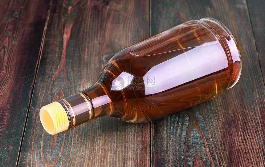 柜台酒瓶威士忌在木背景上优质的图片