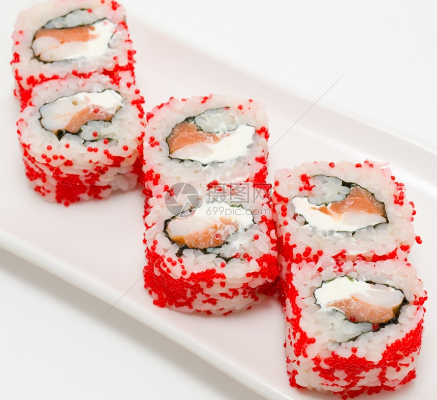 紫菜加利福尼亚劳斯莱配有鲑鱼和虾类的寿司卷图片