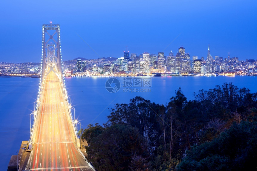 城市的天际线穿越Bay桥和城市天线美国加利福尼亚州旧金山图片