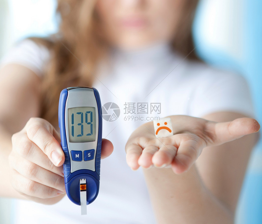 医疗的立方体手在家庭血糖高水平液中进行甘蔗层血根样测试的女糖尿病图片