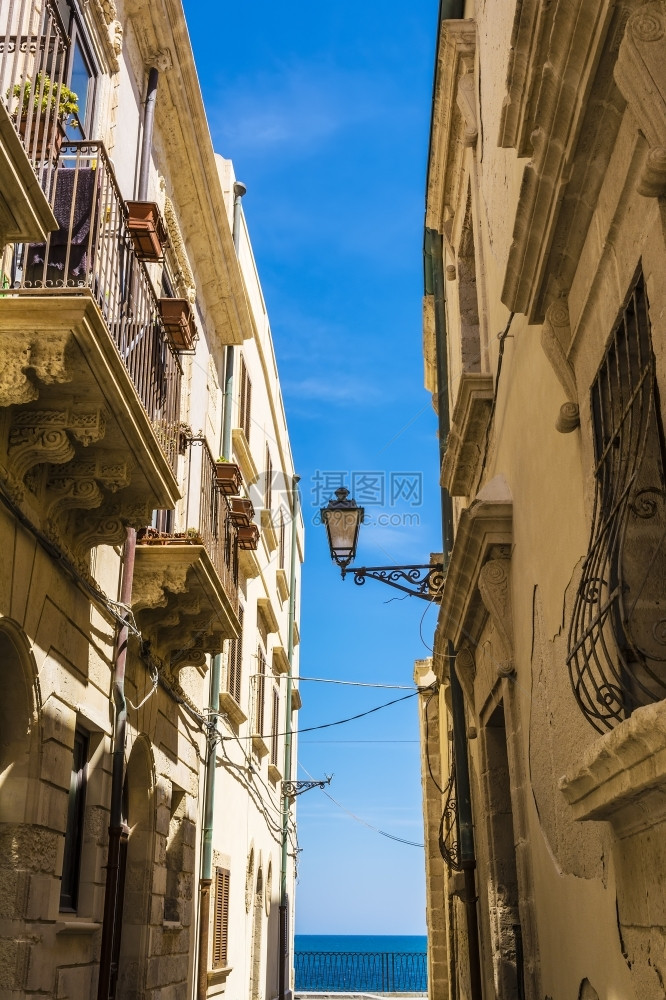 镇老的石灰意大利西里岛锡拉丘兹奥提伽的小街图片