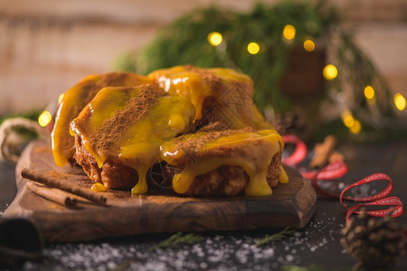 典型的棕色传统圣诞拉巴那达斯配有蛋黄奶油和肉桂西班牙托里哈吃图片
