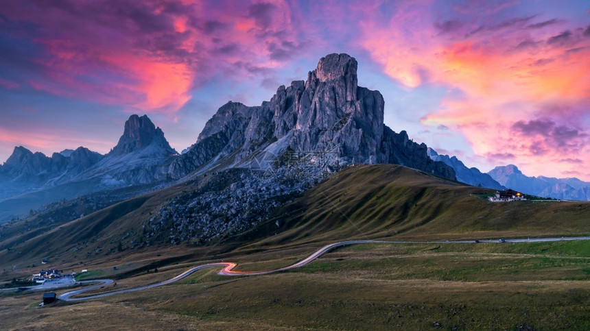 经过爬坡道意大利阿尔卑斯山路意大利阿尔卑斯山高口意大利多洛米特的帕索吉奥通人旅行目的地意大利语图片