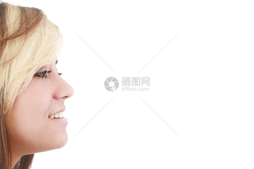 商业一位美丽的年轻女子肖像在白色背景下向外看复写空间脸独自的图片