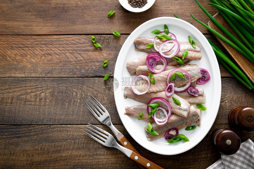 厨房小吃酸盐加红的鱼片盘上有洋葱斯堪的纳维亚语图片