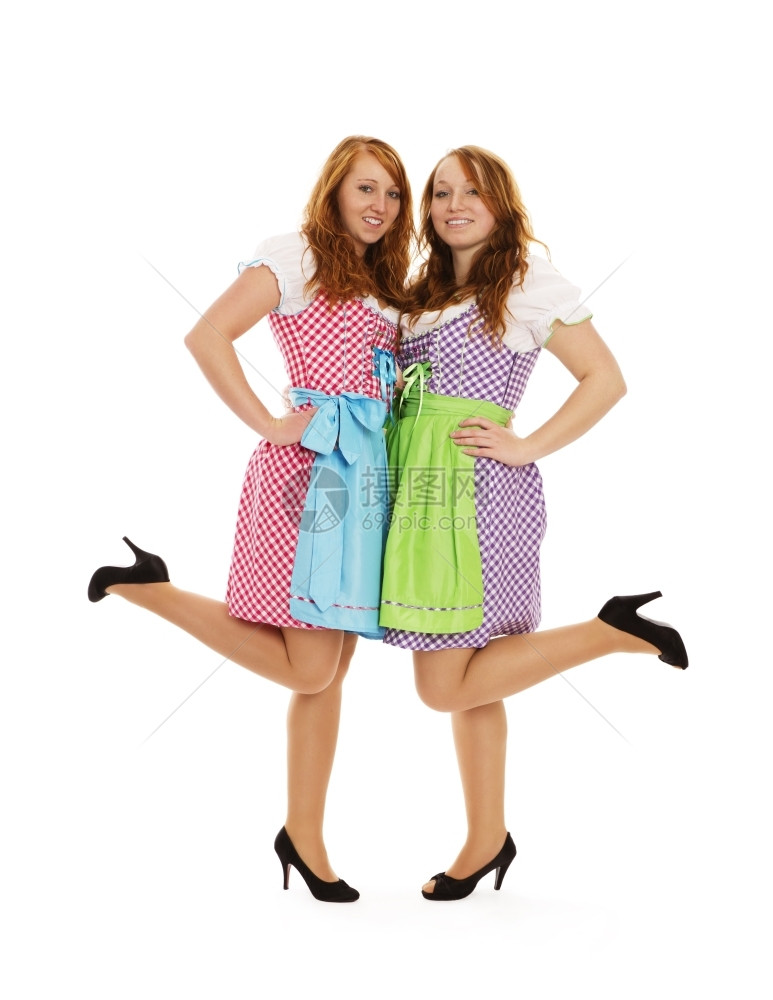 戏服他们的2个身着巴伐利亚服装的女孩举起脚来2个身着巴伐利亚服装的女孩在白色背景上举起脚来诱人的图片