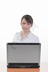 成人坐着专业的在笔记本电脑前的办公桌上漂亮商业女肖像垂直拍摄专注眼睛图片