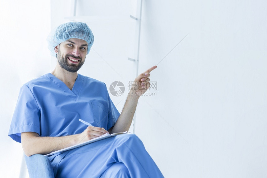 临床印有剪贴板显示空间的英俊外科医生英俊的院图片