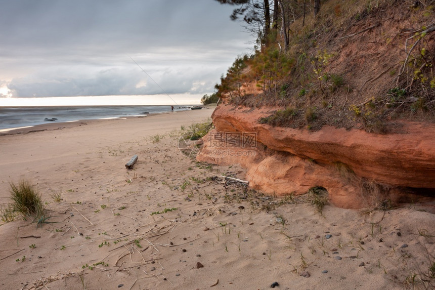 橙国民照片16052拉脱维亚波罗的海图贾市哈带有岩石和沙子图片