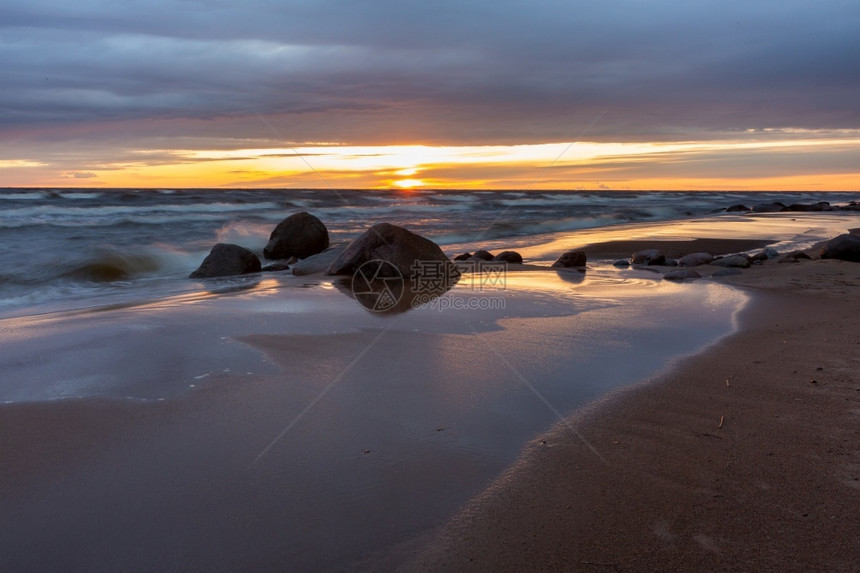 拉脱维亚波罗的海图贾市哈带有岩石和沙子丰富多彩的云悬崖图片
