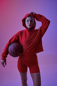 拿着篮球的运动女性图片
