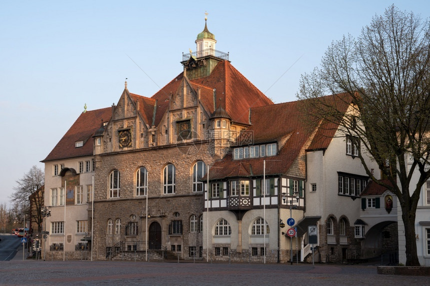 城市外部的贝尔吉什德国日出时BergischGladbach镇厅全景图片