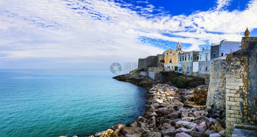 意大利风景观意大利南部普亚的Vieste海岸城市多岩石的镇维斯特图片