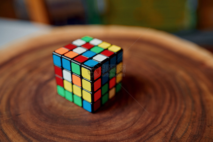 木制的复杂在桩上古老多彩拼图立方块近视没有人玩具用于大脑和逻辑心智培训创造游戏解决复杂问题经典的多彩拼图立方块在木桩上体图片