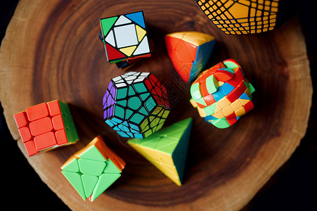 合乎逻辑的oopicapi木桩上不同多彩的拼图立方块顶级视图没有人玩具用于大脑和逻辑心智培训创造游戏解决复杂问题在木桩上不同的拼图立方块顶背景