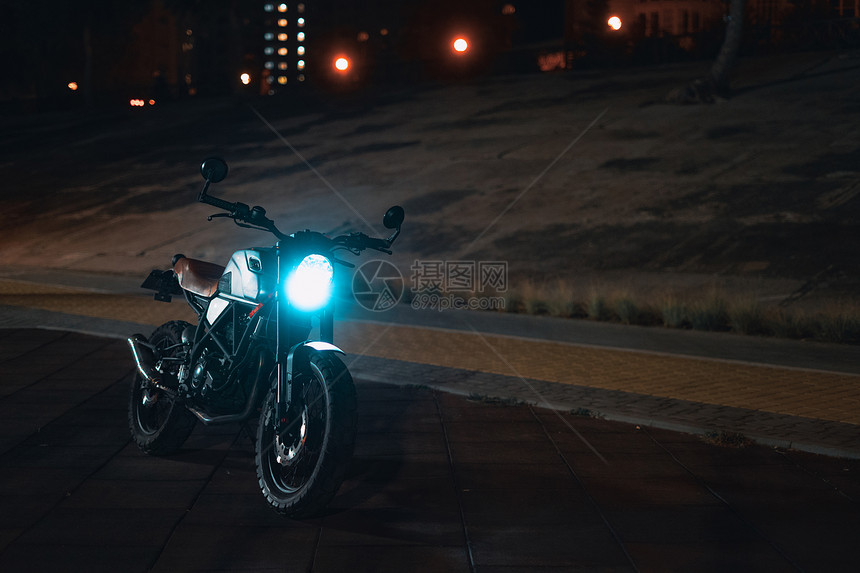 自行车CafeRicerRicrictor摩托车旧式辆具有森林背景的现代材料黑暗赛车手图片