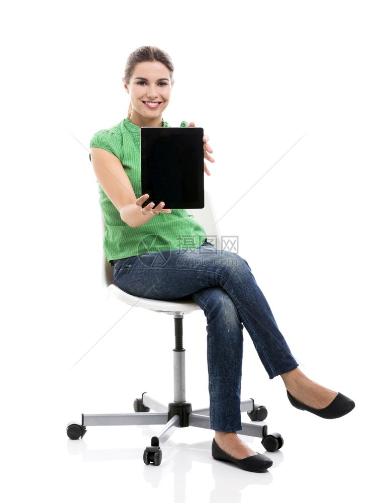 商业美丽的女学生坐在椅子上一块石板展示些东西孤立在白色背景上目的软垫图片