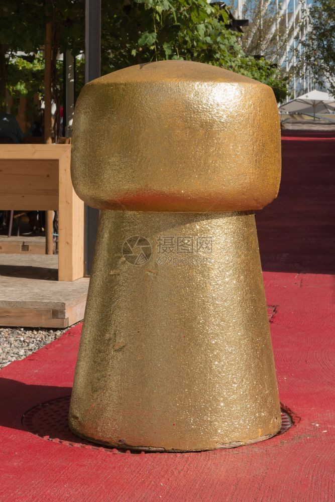 2015年全球博览会大金雕塑在意利米兰举行文化颜色金的图片
