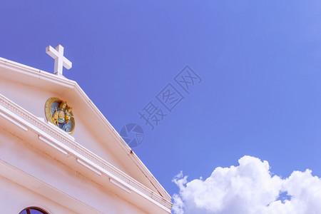 信仰蓝色天空上的大白十字杰出普世主义图片