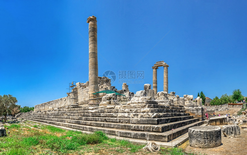 建造阿波罗寺庙南侧和土耳其迪玛体育场的阿波罗神庙南侧一个阳光明媚的夏日在土耳其迪马的阿波罗神庙南侧夏天省图片