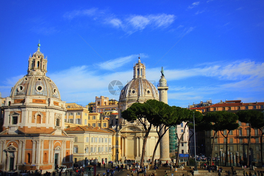 雕像伊曼纽尔意大利罗马2018年2月9日从维托里亚诺欣赏威尼斯广场维托里奥埃马努莱二世纪念碑意大利首都地标旅游图片