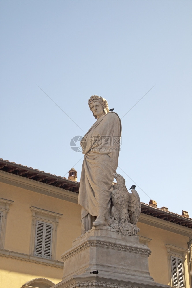 克罗切历史正面佛罗伦萨诗人DanteAlighieri的雕像圣克罗斯大教堂前图片