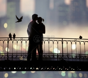 情人节精选2014婚礼桥轮和城市背景的情侣休幕衰退图片